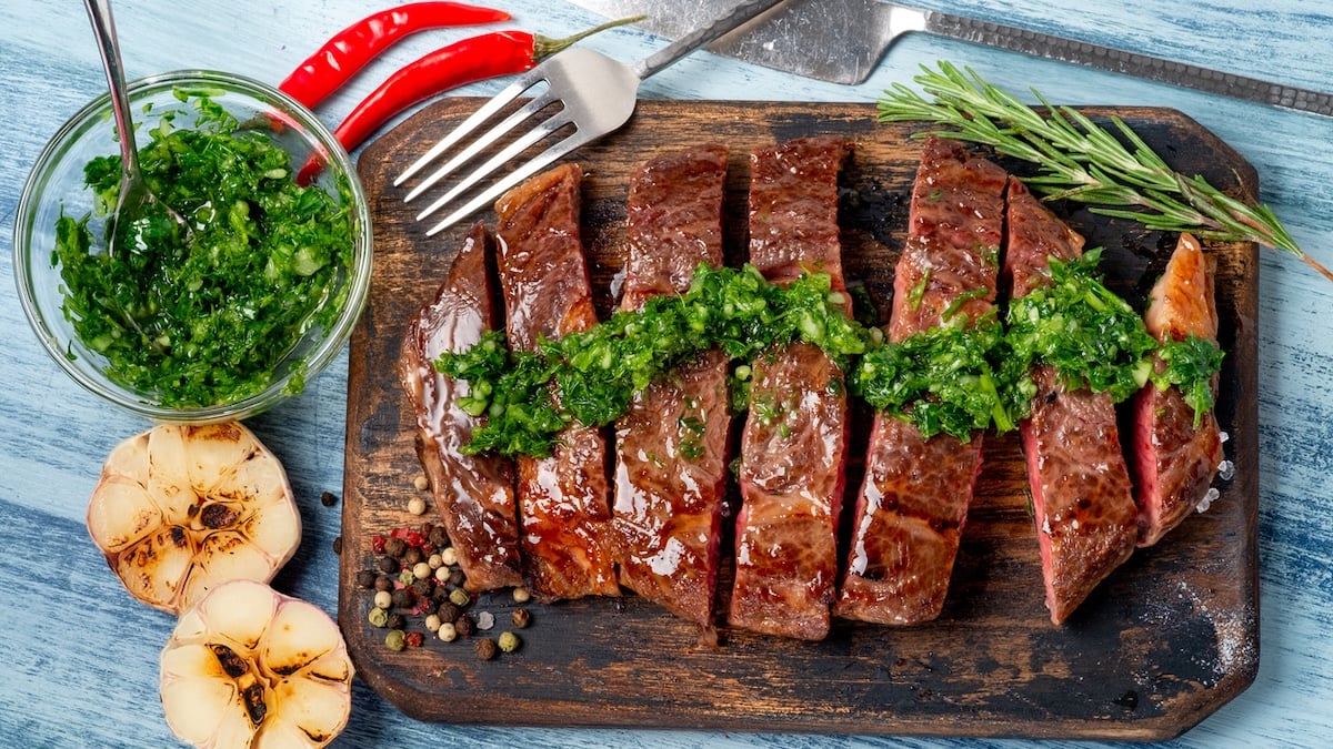 Bavette grillée aux herbes et ratatouille express